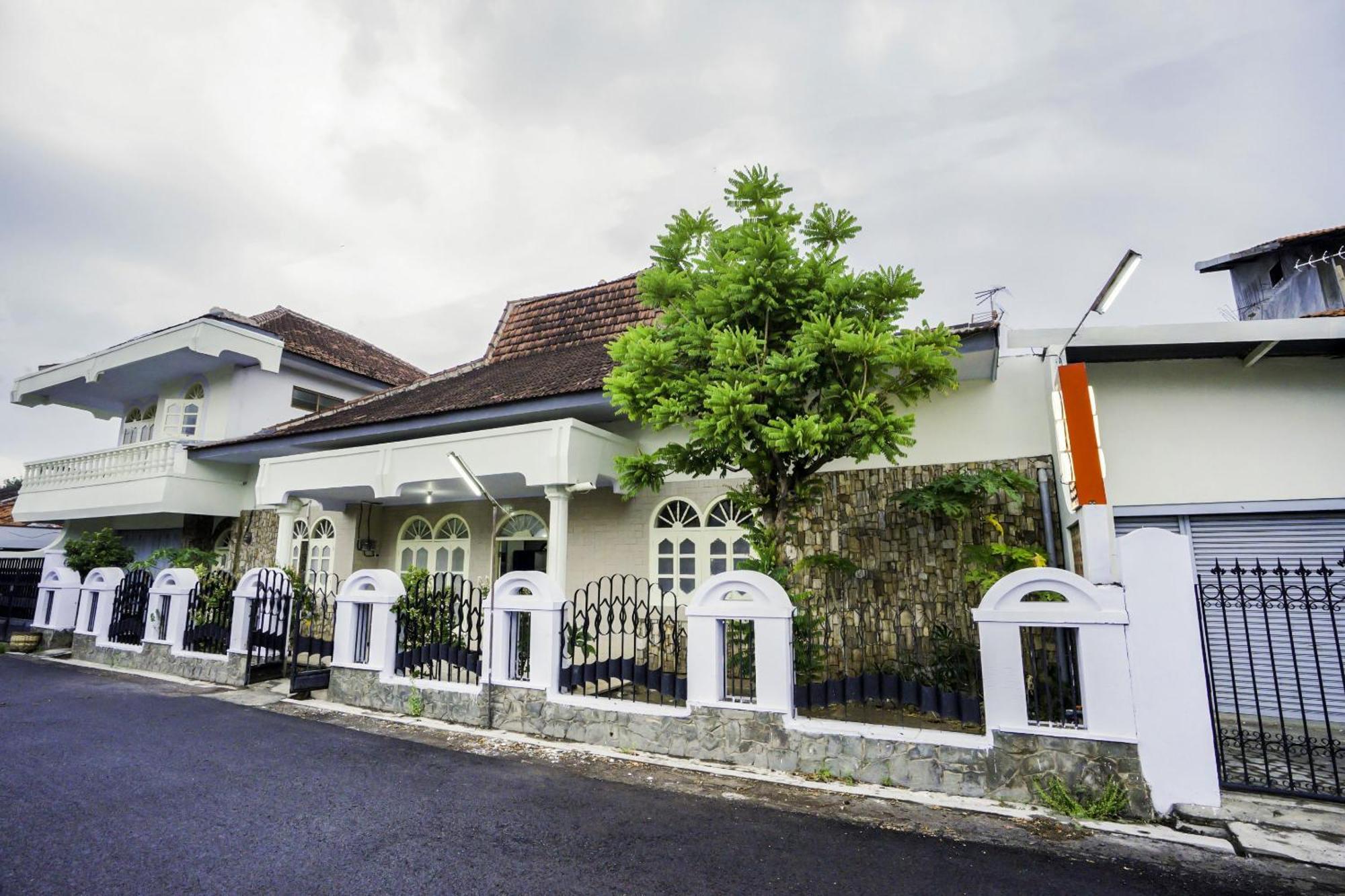 Oyo 2004 Penginapan Bidara Syariah โปรโบลิงโก ภายนอก รูปภาพ